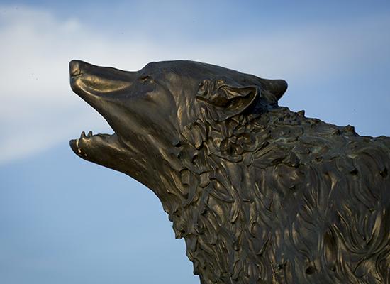 青铜在线博彩狼雕像.